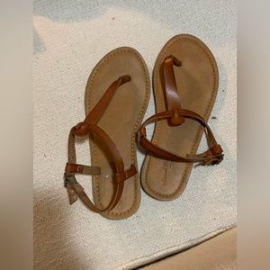 Neutral simple sandal!
